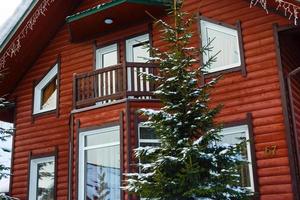 houten huis in winter forest foto