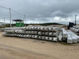 een beton kolom is geplaatst Aan een fundament foto