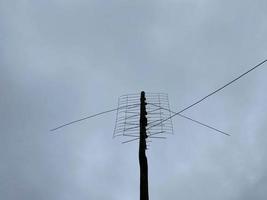 oud buitenshuis antenne voor ontvangen een televisie signaal tegen een helder blauw lucht foto