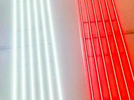 neon strepen, verlichting Bij de metro station. strepen van rood en wit Aan een zwart plafond. helder neon, decoratief panelen foto