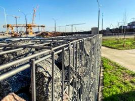 bouw arbeider maken versterking staal hengel en misvormd bar met wapening Bij bouw plaats. foto