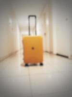 onscherp wazig foto van een geel koffer