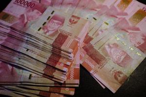 meerdere honderd duizend roepia munten waren verspreide. foto