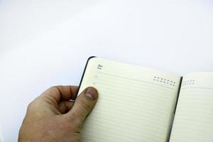 grijs leer notitieboekje Aan een wit achtergrond. notitieboekje detailopname. een Open notebook. foto