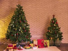 knus huis versierd in Kerstmis boom en Cadeau doos voor Kerstmis vooravond seizoen viering concept foto