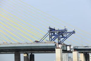 zwaar hijs- geïnstalleerd Bij suspensie brug bouw plaats. foto