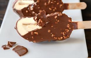 met chocolade omhulde vanille-ijsreep foto