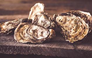 rauwe oesters op het bord foto