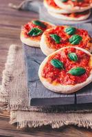 mini margherita pizza's met rode kaas foto