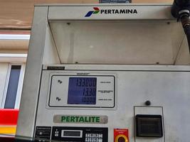 west Java, Indonesië in september 2022. een machine verkoop brandstof olie eigendom door pertamina welke shows een toenemen in de prijs van pertaliet foto