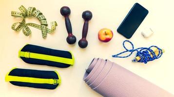 top visie gezond vrouw vlak leggen hardlopers sport- reeks omhoog en geschiktheid uitrustingen met yoga mat geïsoleerd Aan wit achtergrond. Sportschool accessoires, los gewicht, Sportschool Bij huis banier concept foto