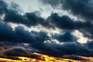 mooi kleurrijk zonsondergang met cumulus wolken. foto