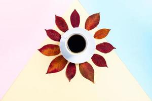 ochtend- herfst koffie in een wit kop Aan een driekleur achtergrond. foto