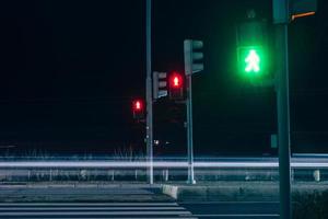 rood en groen voetganger kruispunt signaal Aan foto
