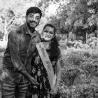 indiase paar poseren voor zwangerschaps baby shoot. het paar poseert in een gazon met groen gras en de vrouw pronkt met haar babybuil in de Lodhi-tuin in New Delhi, India foto