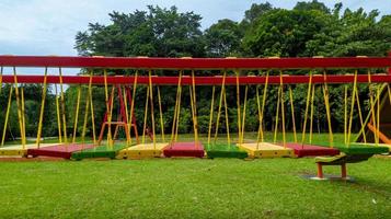 kleurrijk brug Aan kinderen speelplaats, buitenshuis recreatie foto