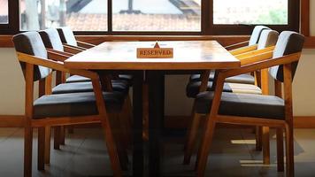 Jakarta, 2 november 2022 - Indonesisch. de groot tafel in de cafe is Gereserveerd foto