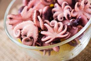 gekookt klein Octopus Aan een bord foto