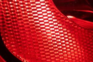 rood achtergrond - detail van een rood verkeer waarschuwing lamp. de rem licht bijeenkomst van een modern auto- foto