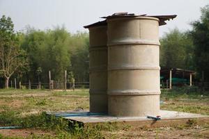 cement tanks voor houden water, lokaal dorpelingen in Thailand gebouwd voor opslagruimte water in regenachtig seizoen en gebruik gedurende gebrek van water Bij landbouw land- in droog seizoen. droogte crisis oplossing foto