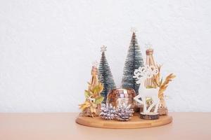 Kerstmis nieuw jaar nog steeds leven samenstelling van hert en Kerstmis bomen in huis interieur. Kerstmis kaars en decoraties foto