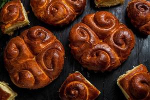 vers brood van de oven. traditioneel kaas taart van Roemenië gebeld saralie. eigengemaakt brood gemaakt van wit tarwe meel. foto