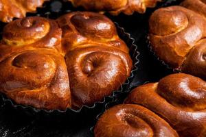 vers brood van de oven. traditioneel kaas taart van Roemenië gebeld saralie. eigengemaakt brood gemaakt van wit tarwe meel. foto