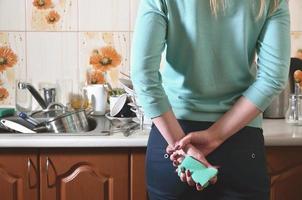 fragment van de vrouw lichaam Bij de keuken balie, gevulde met foto