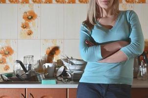 fragment van de vrouw lichaam Bij de keuken balie, gevulde met foto