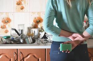 fragment van de vrouw lichaam Bij de keuken balie, gevulde met foto