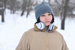 winter portret van jong meisje met hoofdtelefoons foto