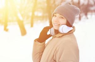winter portret van jong meisje met hoofdtelefoons foto