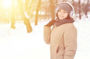 winter portret van jong meisje met hoofdtelefoons foto