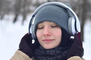 winter portret van jong meisje met hoofdtelefoons foto