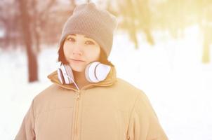 winter portret van jong meisje met hoofdtelefoons foto