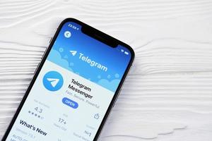 Charkov, Oekraïne - maart 5, 2021 telegram boodschapper icoon en toepassing van app op te slaan Aan iphone 12 pro Scherm scherm Aan wit tafel foto