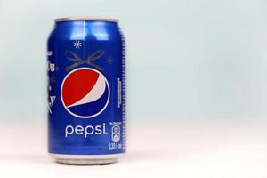 Charkov, Oekraïne - december 8, 2020 aluminium kan van pepsi zacht drinken dichtbij omhoog. pepsi is koolzuurhoudend zacht drinken geproduceerd door pepsico. pepsi was gemaakt in 1893 foto