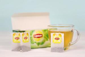 Charkov, Oekraïne - december 8, 2020 Lipton klassiek groen thee Tassen. Lipton is een Brits merk van thee eigendom door unilever en pepsico foto