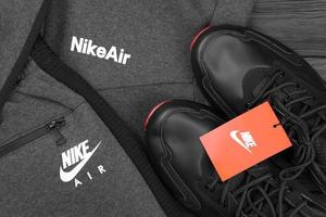 Charkov, Oekraïne - december 20, 2020 Nike merk kleren en schoenen sport slijtage uitrusting. Nike is Amerikaans multinational corporatie verloofd in fabricage en wereldwijd afzet van kleren en schoenen foto