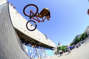 Charkov, Oekraïne - 27 kunnen, 2018 vrije stijl bmx ruiters in een skatepark gedurende de jaar- festival van straat culturen foto