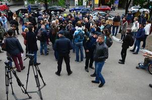 Charkov, Oekraïne - mei 17, 2017 discussies tussen de organisatie van nazi's en patriotten tegen activisten van de eerste lgbt actie in Charkov foto