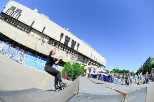 Charkov, Oekraïne - 27 kunnen, 2018 rol het schaatsen gedurende de jaar- festival van straat culturen foto