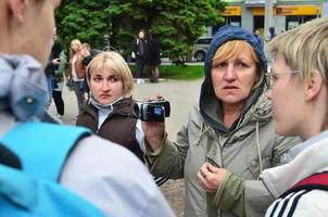 Charkov, Oekraïne - mei 17, 2017 discussies tussen de organisatie van nazi's en patriotten tegen activisten van de eerste lgbt actie in Charkov foto