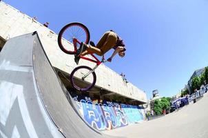 Charkov, Oekraïne - 27 kunnen, 2018 vrije stijl bmx ruiters in een skatepark gedurende de jaar- festival van straat culturen foto