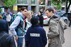 Charkov, Oekraïne - mei 17, 2017 discussies tussen de organisatie van nazi's en patriotten tegen activisten van de eerste lgbt actie in Charkov foto