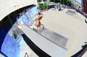 Charkov, Oekraïne - 27 kunnen, 2018 vrije stijl bmx ruiters in een skatepark gedurende de jaar- festival van straat culturen foto