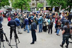 Charkov, Oekraïne - mei 17, 2017 discussies tussen de organisatie van nazi's en patriotten tegen activisten van de eerste lgbt actie in Charkov foto