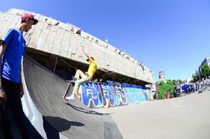 Charkov, Oekraïne - 27 kunnen, 2018 skateboarden wedstrijd in buitenshuis vleet park gedurende de jaar- festival van straat culturen foto