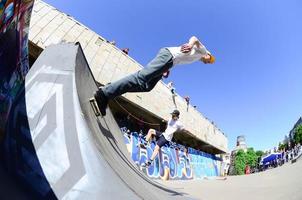 Charkov, Oekraïne - 27 kunnen, 2018 skateboarden wedstrijd in buitenshuis vleet park gedurende de jaar- festival van straat culturen foto