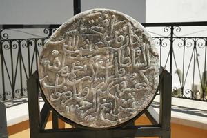 opschrift in Antalya etnografie museum, antalya, turkiye foto